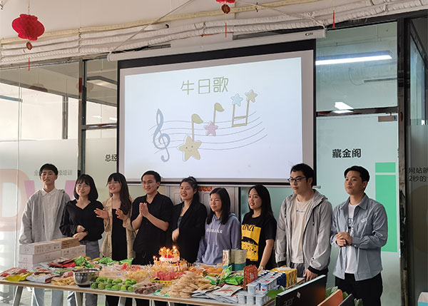相親相愛(ài)一家親，祝深度網(wǎng)家人們生日快樂(lè)!